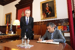 El alcalde Xulio Ferreiro durante la firma en el libro de honor del TSXG